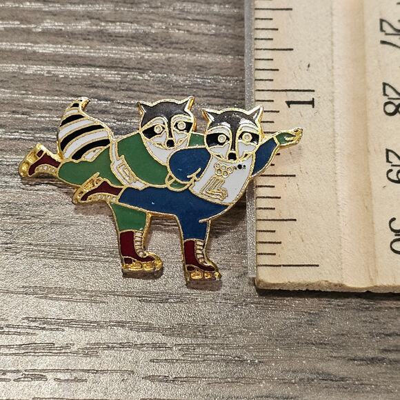 Vintage Cloisonne Enamel Olympic Ice Skating Racoons Brooch Pin 1979 - Picture 4 of 6